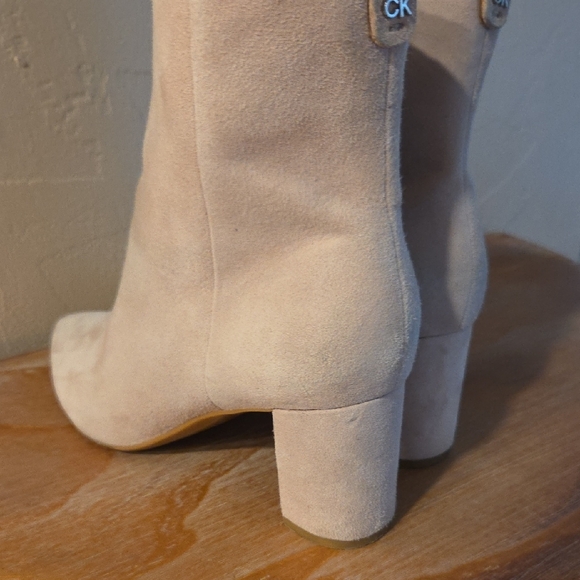 Calvin Klein Suede Ankle Booties Beige Pointed Toe Block Heel Zip Chic Sz 9 - Picture 8 of 11